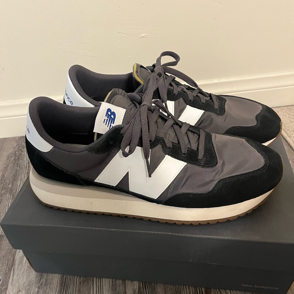 New Balance Men's Black and Gray Sneakers